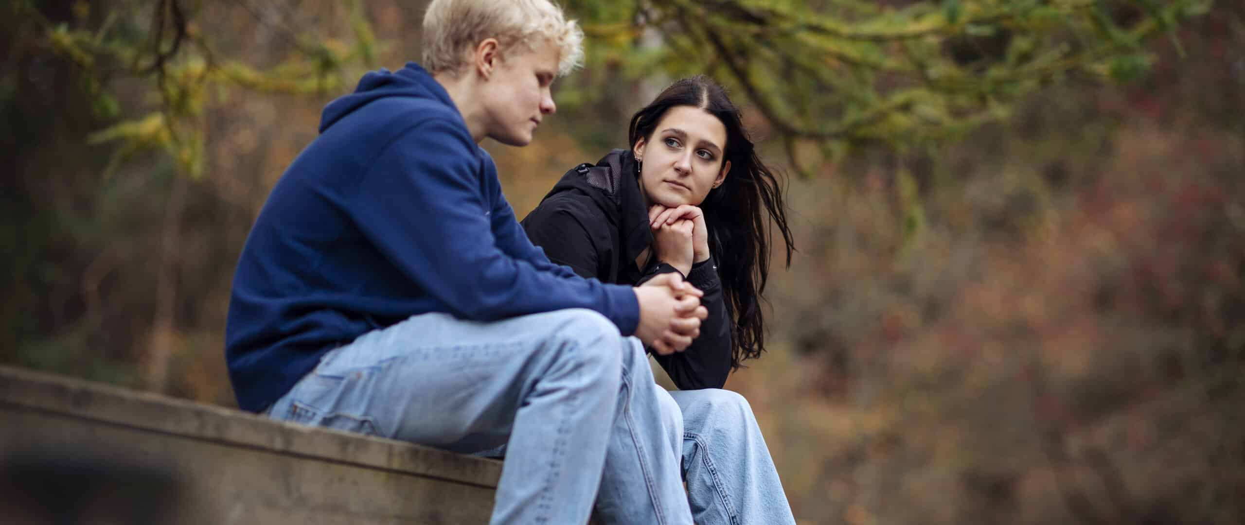 kaksi nuorta juttelee huolistaan puistossa