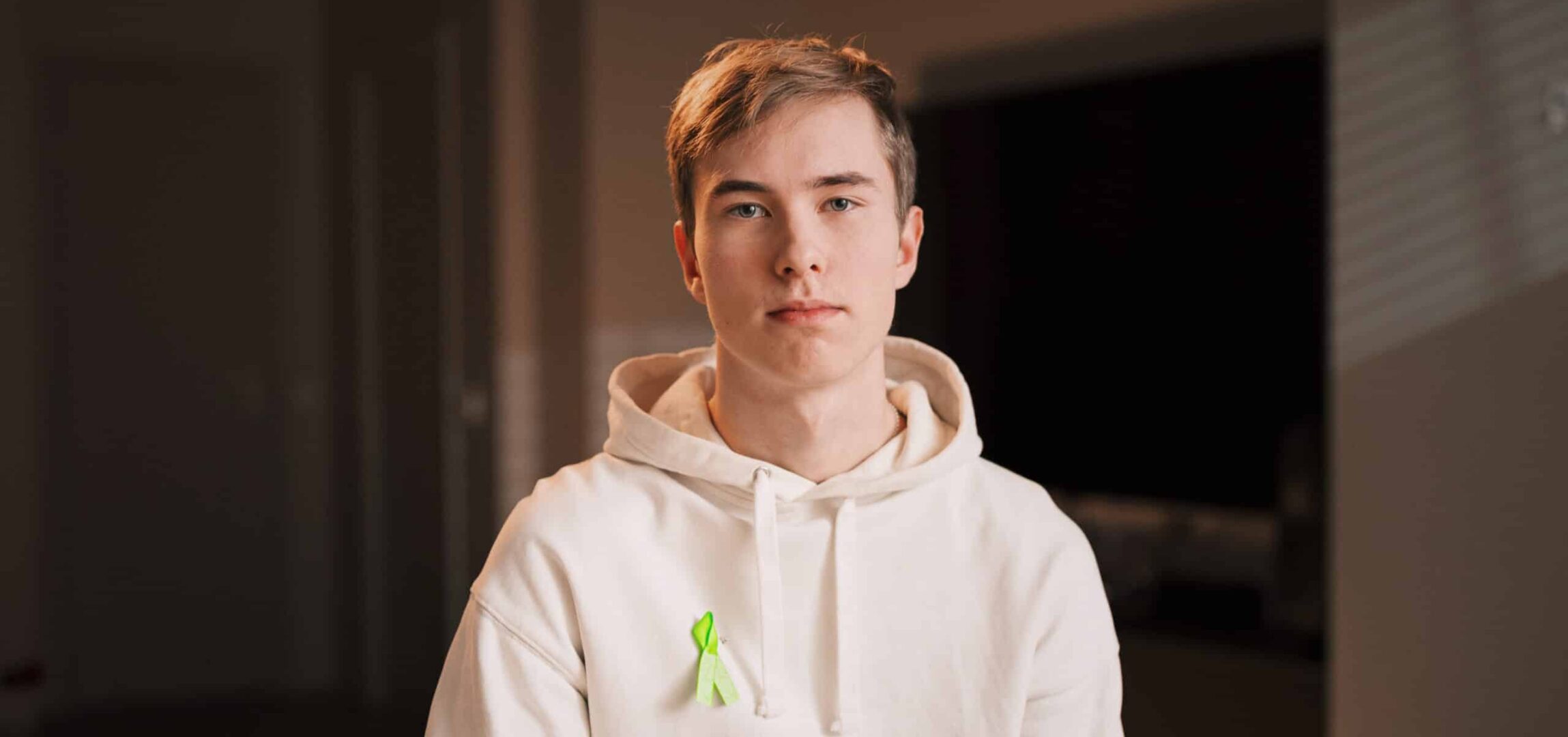 Koululainen tuijottaa kameraan