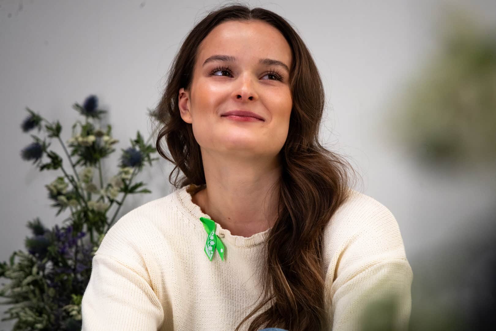 Nuori nainen Mielinauha rinnassaan