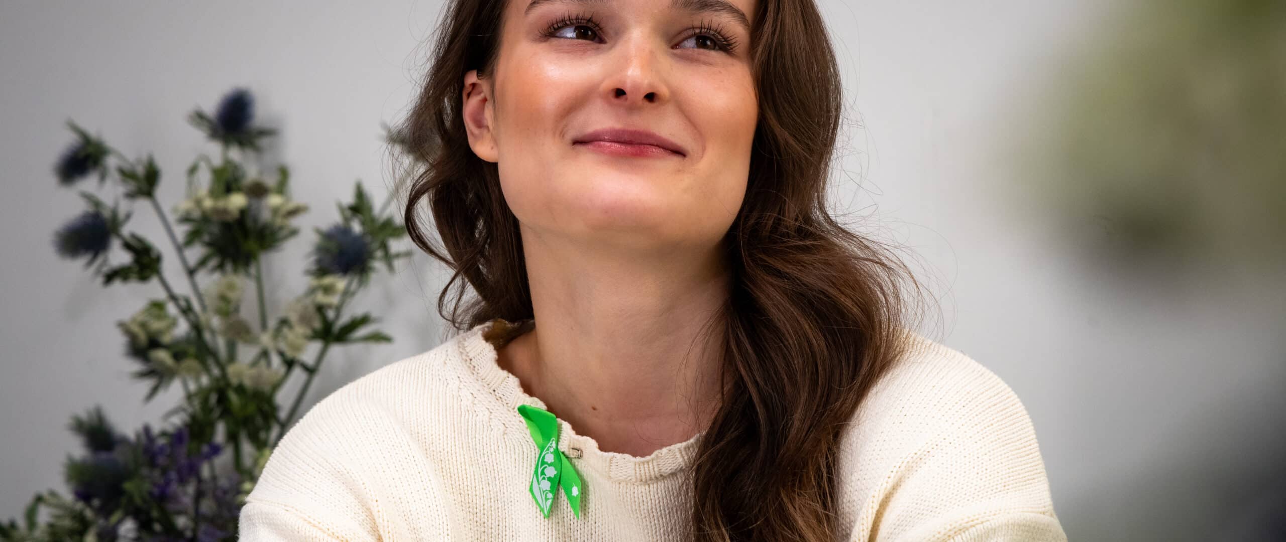 Nuori nainen Mielinauha rinnassaan