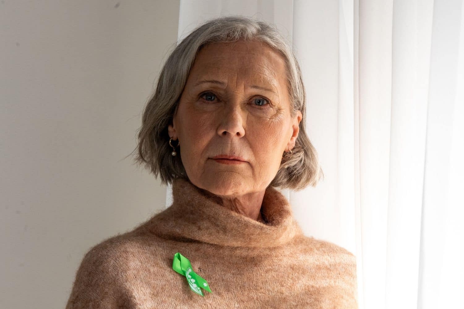 Vanhempi nainen, Mielinauha rinnassa