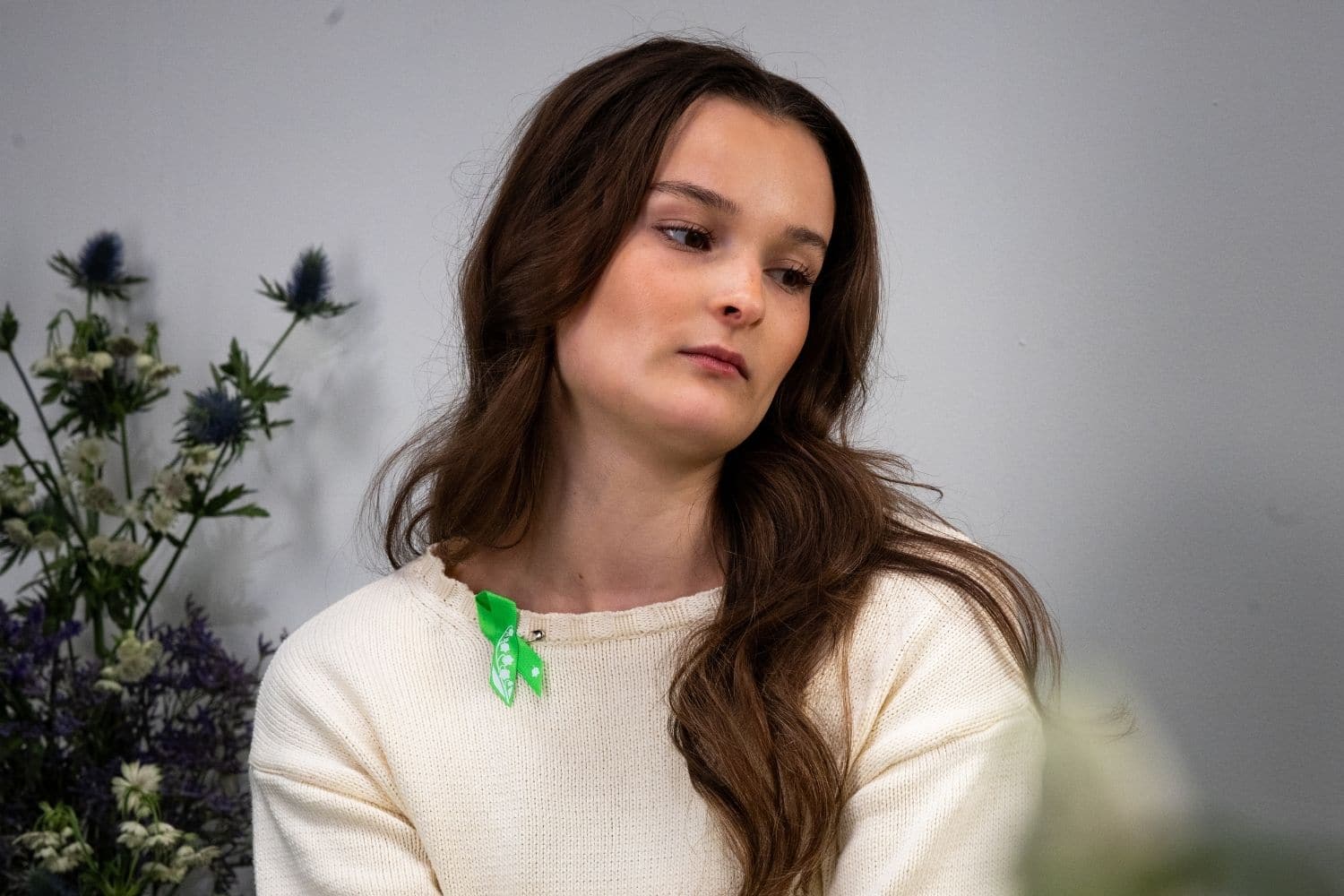 Nuori nainen Mielinauha rinnassa