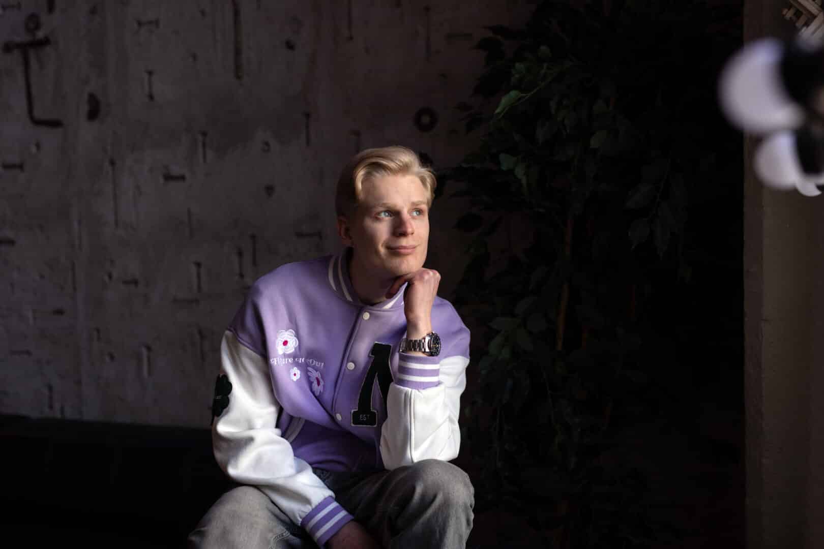 Olli katsoo ikkunasta